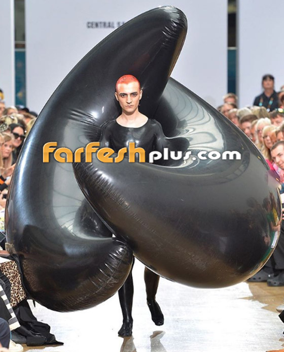 عارضات أزياء يرتدين بالونات منفوخة ملونة تتحول لأزياء بعد تفريغها! صورة رقم 11