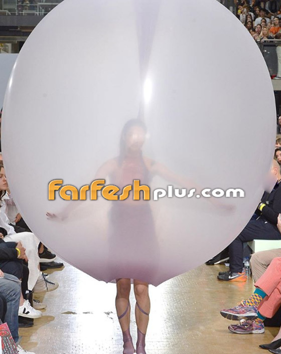عارضات أزياء يرتدين بالونات منفوخة ملونة تتحول لأزياء بعد تفريغها! صورة رقم 13