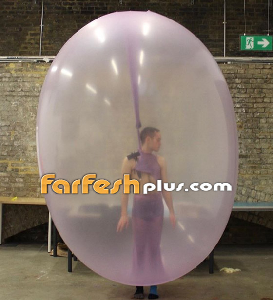 عارضات أزياء يرتدين بالونات منفوخة ملونة تتحول لأزياء بعد تفريغها! صورة رقم 15