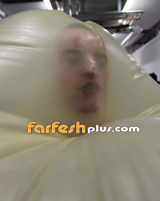 عارضات أزياء يرتدين بالونات منفوخة ملونة تتحول لأزياء بعد تفريغها! صورة رقم 16