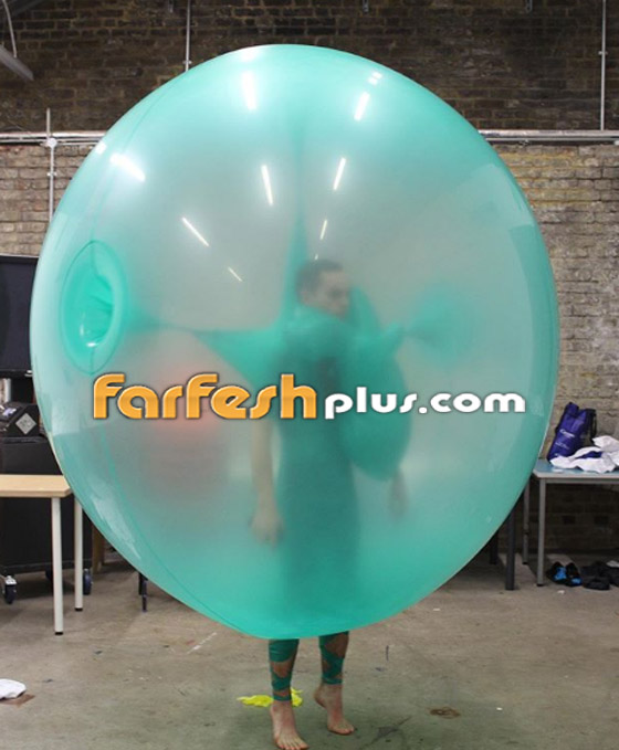 عارضات أزياء يرتدين بالونات منفوخة ملونة تتحول لأزياء بعد تفريغها! صورة رقم 17