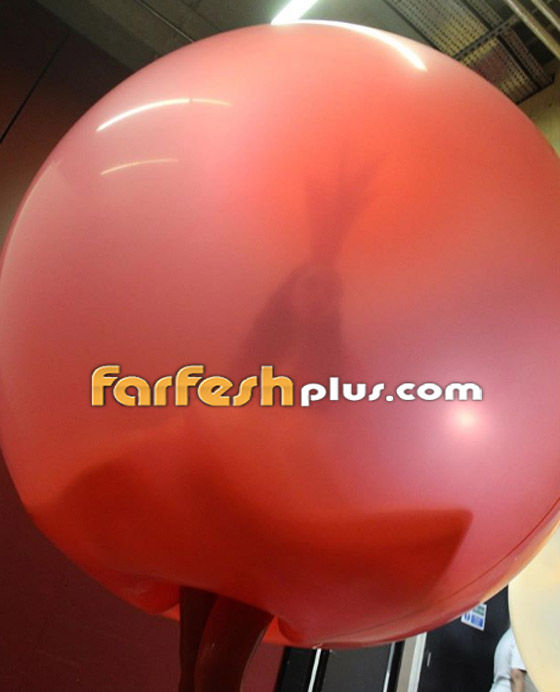 عارضات أزياء يرتدين بالونات منفوخة ملونة تتحول لأزياء بعد تفريغها! صورة رقم 18