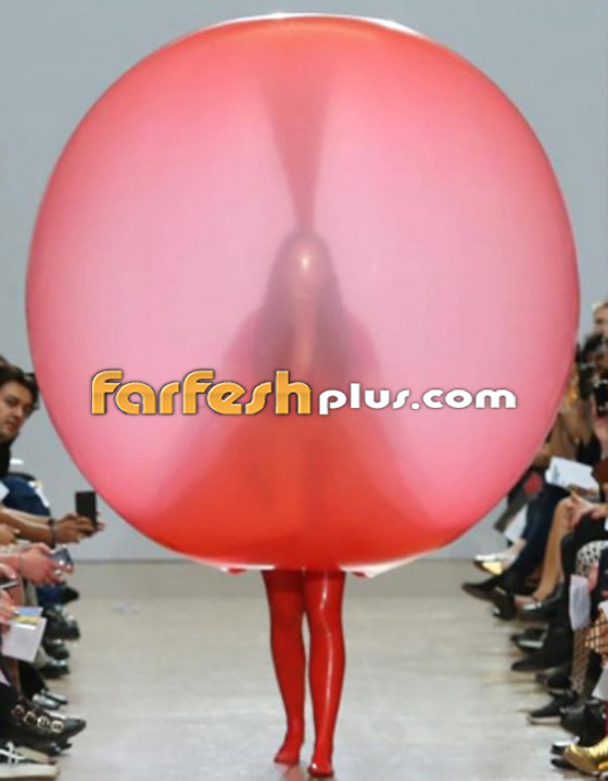 عارضات أزياء يرتدين بالونات منفوخة ملونة تتحول لأزياء بعد تفريغها! صورة رقم 20