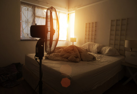 رغم أنها تنعشنا من حر الصيف.. النوم أمام المروحة له أضرار ومخاطر! صورة رقم 3