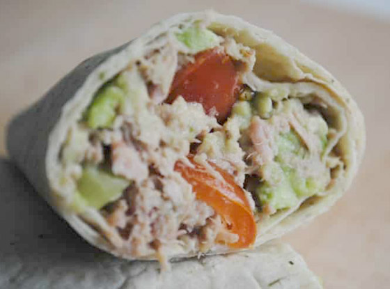 إليكم طريقة تحضير لفائف التونة بالأفوكادو الشهية والسريعة للرجيم صورة رقم 4