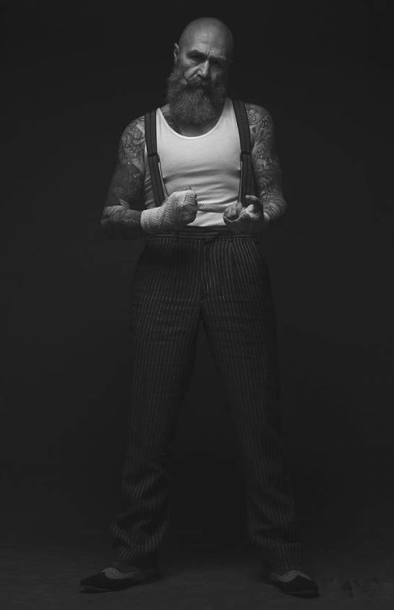 مجموعة صور لرجل خمسيني أصبح عارض أزياء بالصدفة! صورة رقم 15