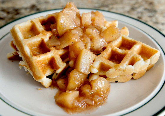 طريقة تحضير وافل التفاح والقرفة الشهي والخفيف صورة رقم 2