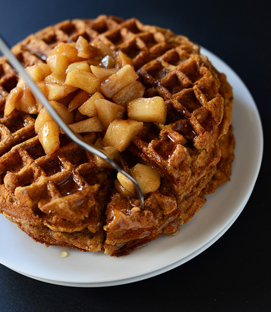 طريقة تحضير وافل التفاح والقرفة الشهي والخفيف صورة رقم 3