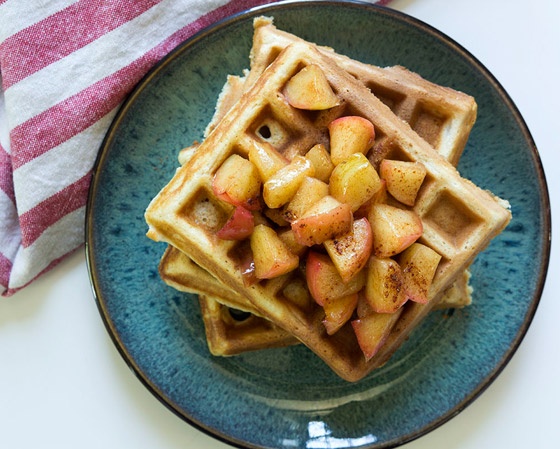 طريقة تحضير وافل التفاح والقرفة الشهي والخفيف صورة رقم 10