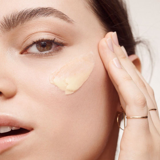 للحفاظ على نظرات شابة ومشرقة .. لكل عمر عناية خاصة لمحيط العينين صورة رقم 1