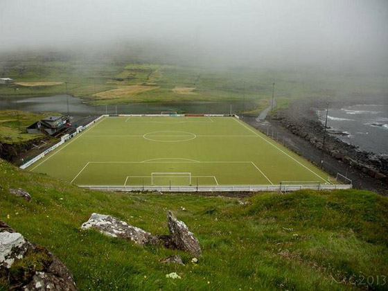 صورة رقم 3 - بالصور: تعرفوا على أغرب ملاعب كرة القدم حول العالم صورة رقم 3 - بالصور: تعرفوا على أغرب ملاعب كرة القدم حول العالم