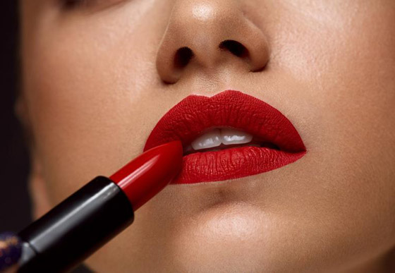 ما هي قصة أحمر الشفاه؟ وكيف تطور وتغير على مر السنين؟ صورة رقم 1 ما هي قصة أحمر الشفاه؟ وكيف تطور وتغير على مر السنين؟ صورة رقم 1