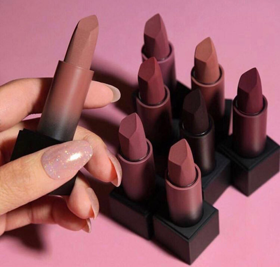 ما هي قصة أحمر الشفاه؟ وكيف تطور وتغير على مر السنين؟ صورة رقم 7 ما هي قصة أحمر الشفاه؟ وكيف تطور وتغير على مر السنين؟ صورة رقم 7