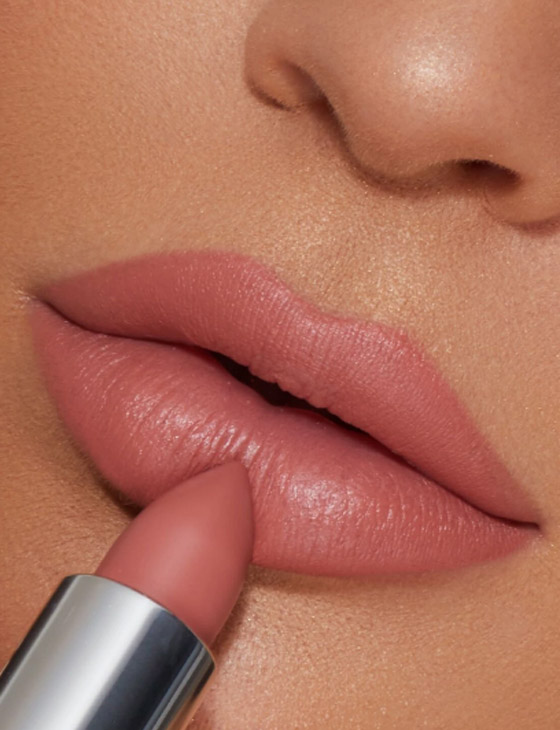 ما هي قصة أحمر الشفاه؟ وكيف تطور وتغير على مر السنين؟ صورة رقم 10 ما هي قصة أحمر الشفاه؟ وكيف تطور وتغير على مر السنين؟ صورة رقم 10