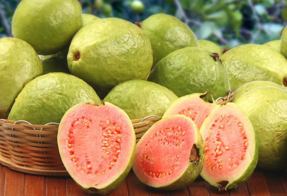 5 أنواع من الفاكهة تعالج الهالات السوداء صورة رقم 1 5 أنواع من الفاكهة تعالج الهالات السوداء صورة رقم 1