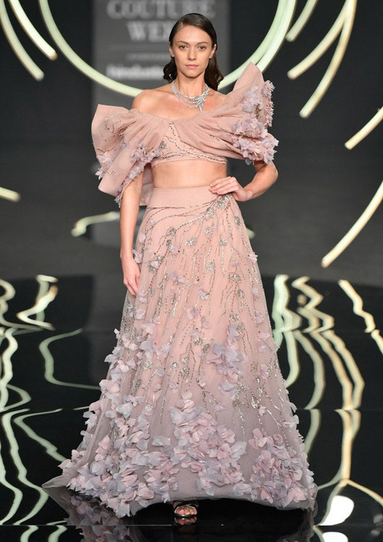 بالصور: أبرز إطلالات أسبوع كوتور الهند لعام 2019 صورة رقم 1 بالصور: أبرز إطلالات أسبوع كوتور الهند لعام 2019 صورة رقم 1