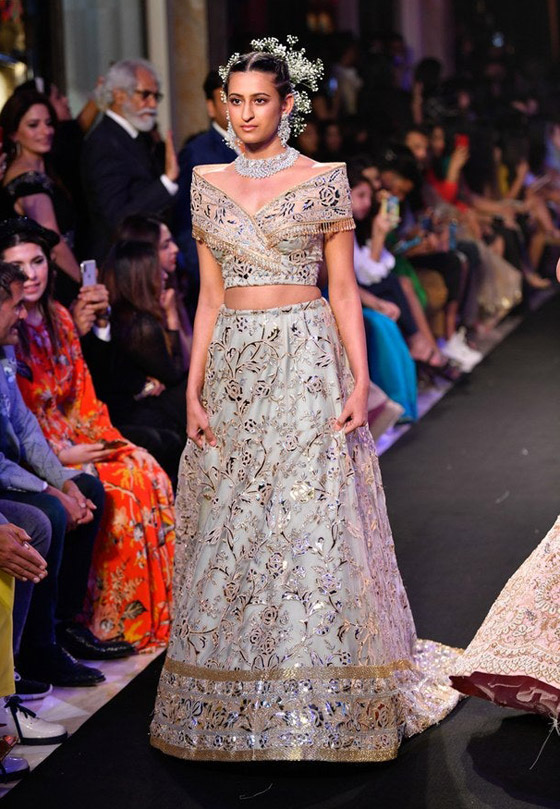 بالصور: أبرز إطلالات أسبوع كوتور الهند لعام 2019 صورة رقم 4 بالصور: أبرز إطلالات أسبوع كوتور الهند لعام 2019 صورة رقم 4