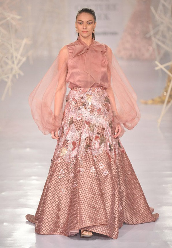 بالصور: أبرز إطلالات أسبوع كوتور الهند لعام 2019 صورة رقم 7 بالصور: أبرز إطلالات أسبوع كوتور الهند لعام 2019 صورة رقم 7