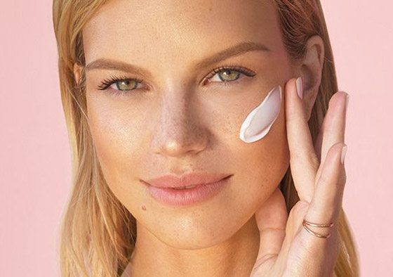 10 أخطاء يجب تجنبها للحفاظ على بشرة مشرقة خالية من العيوب صورة رقم 1