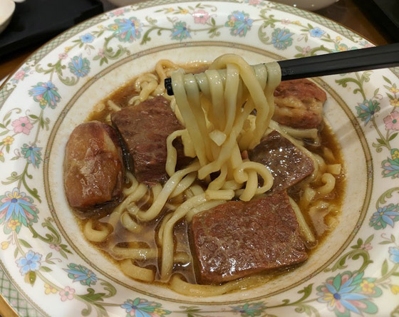 حساء نودلز يتجاوز ثمنه 300 دولار! ما السبب وراء ثمنه الباهظ؟ فيديو صورة رقم 7 حساء نودلز يتجاوز ثمنه 300 دولار! ما السبب وراء ثمنه الباهظ؟ فيديو صورة رقم 7