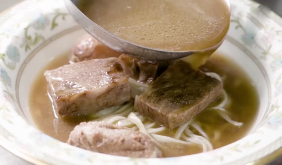 حساء نودلز يتجاوز ثمنه 300 دولار! ما السبب وراء ثمنه الباهظ؟ فيديو صورة رقم 2 حساء نودلز يتجاوز ثمنه 300 دولار! ما السبب وراء ثمنه الباهظ؟ فيديو صورة رقم 2