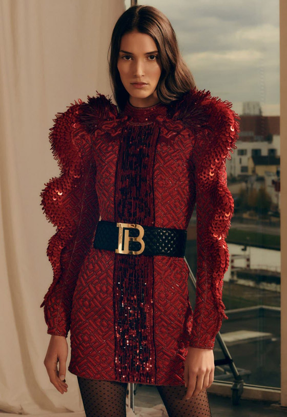 بالصور: إطلالات باللون الأحمر لأناقتك استعدادا لاستقبال الخريف صورة رقم 4