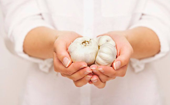 علاج ووقاية.. فوائد رائعة لوضع الثوم تحت المخدّة! صورة رقم 3