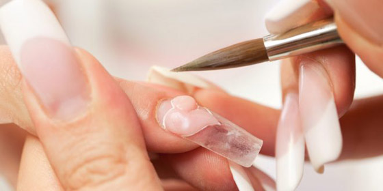 هل يعتبر الأكريليك أكثر ضرراً للأظافر من الجل؟ صورة رقم 1