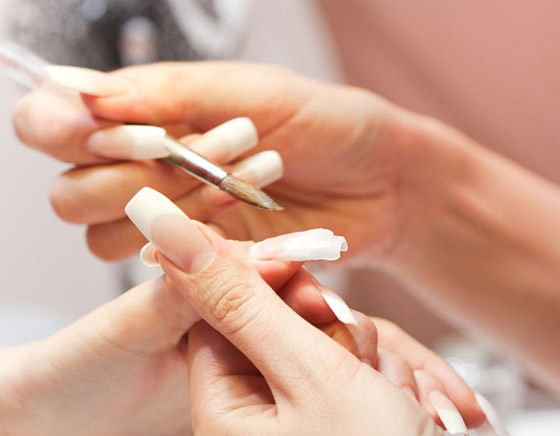 هل يعتبر الأكريليك أكثر ضرراً للأظافر من الجل؟ صورة رقم 2