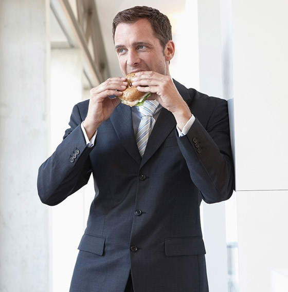 5 عادات شائعة جدا لتناول الطعام قد تؤدي إلى أمراض خطيرة! صورة رقم 2