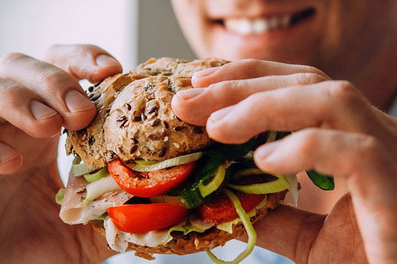 5 عادات شائعة جدا لتناول الطعام قد تؤدي إلى أمراض خطيرة! صورة رقم 5