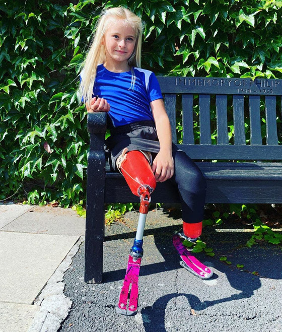 صور: طفلة مبتورة الساقين تشارك في عرض أزياء بأسبوع الموضة صورة رقم 4