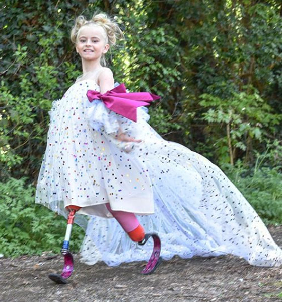 صور: طفلة مبتورة الساقين تشارك في عرض أزياء بأسبوع الموضة صورة رقم 20