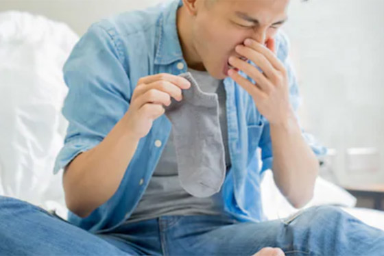 منعا للإحراج.. هكذا تتخلص من رائحة القدمين والحذاء الكريهة صورة رقم 3