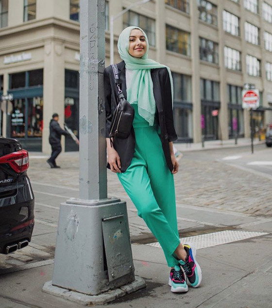 إطلالات محتشمة ومميزة للمحجبات باللون الأخضر لليوم الوطني السعودي صورة رقم 2