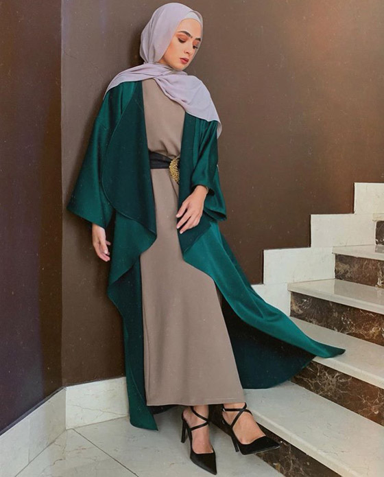 إطلالات محتشمة ومميزة للمحجبات باللون الأخضر لليوم الوطني السعودي صورة رقم 3