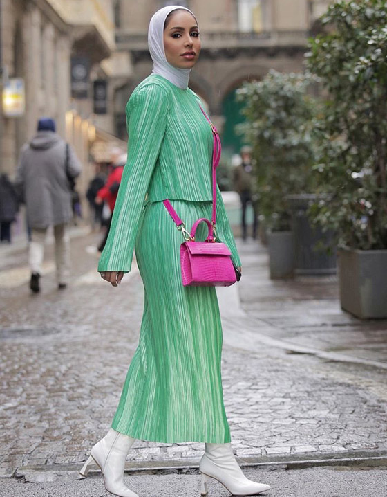 إطلالات محتشمة ومميزة للمحجبات باللون الأخضر لليوم الوطني السعودي صورة رقم 4