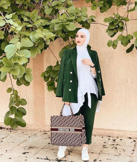 إطلالات محتشمة ومميزة للمحجبات باللون الأخضر لليوم الوطني السعودي صورة رقم 5