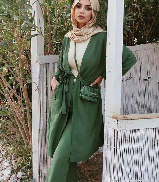 إطلالات محتشمة ومميزة للمحجبات باللون الأخضر لليوم الوطني السعودي صورة رقم 10