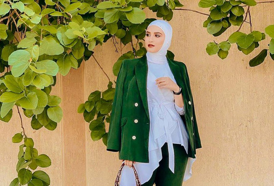 إطلالات محتشمة ومميزة للمحجبات باللون الأخضر لليوم الوطني السعودي صورة رقم 12