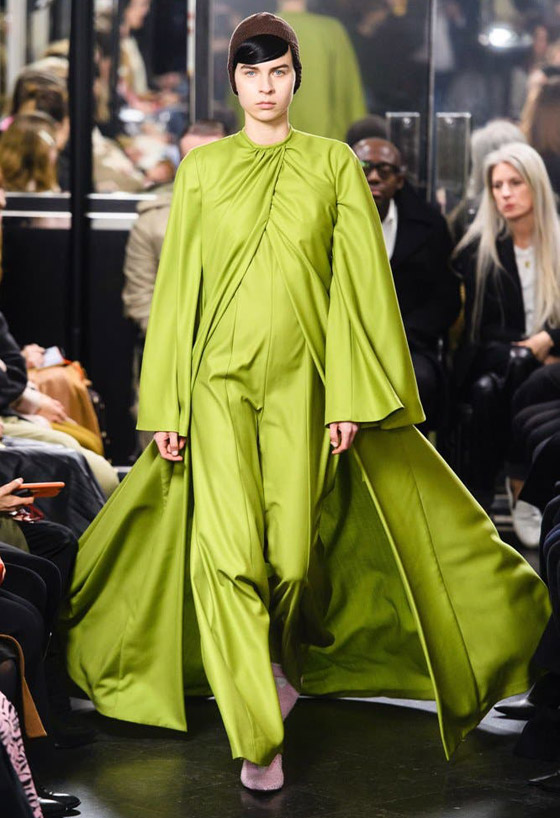 اللون الأخضر الليموني موضة هذا الخريف وأمل كلوني بإطلالة مشرقة صورة رقم 3