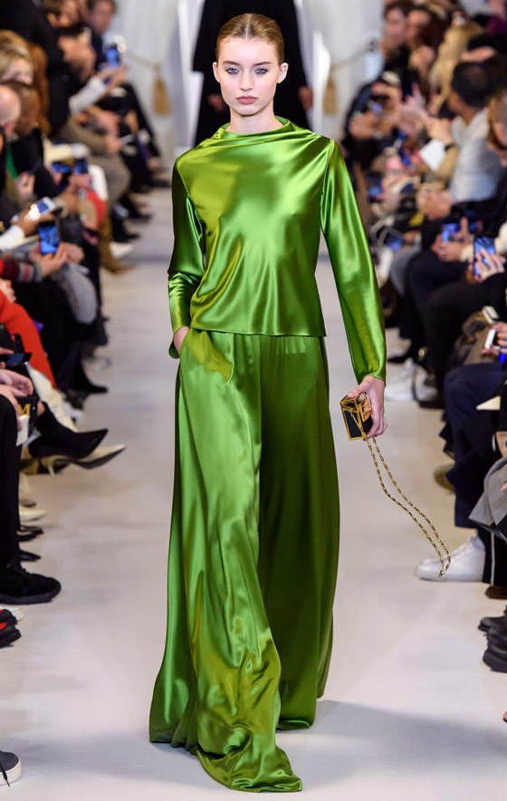 اللون الأخضر الليموني موضة هذا الخريف وأمل كلوني بإطلالة مشرقة صورة رقم 4