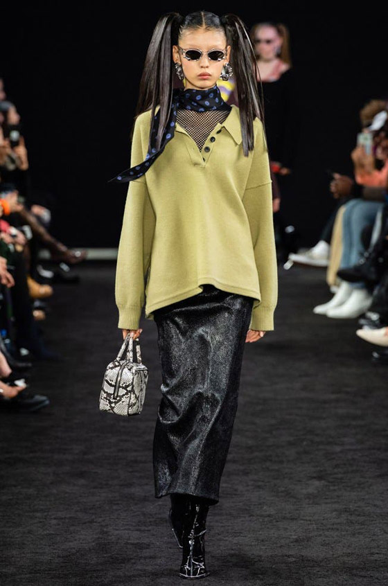 اللون الأخضر الليموني موضة هذا الخريف وأمل كلوني بإطلالة مشرقة صورة رقم 5