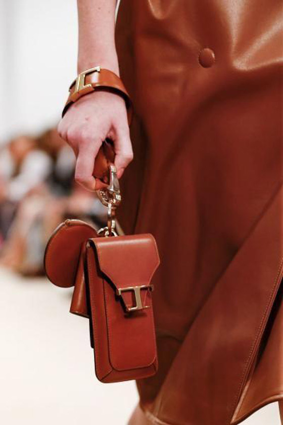 صور: أحدث موديلات وصيحات شنط اليد لموضة 2020 من أسبوع ميلانو صورة رقم 7