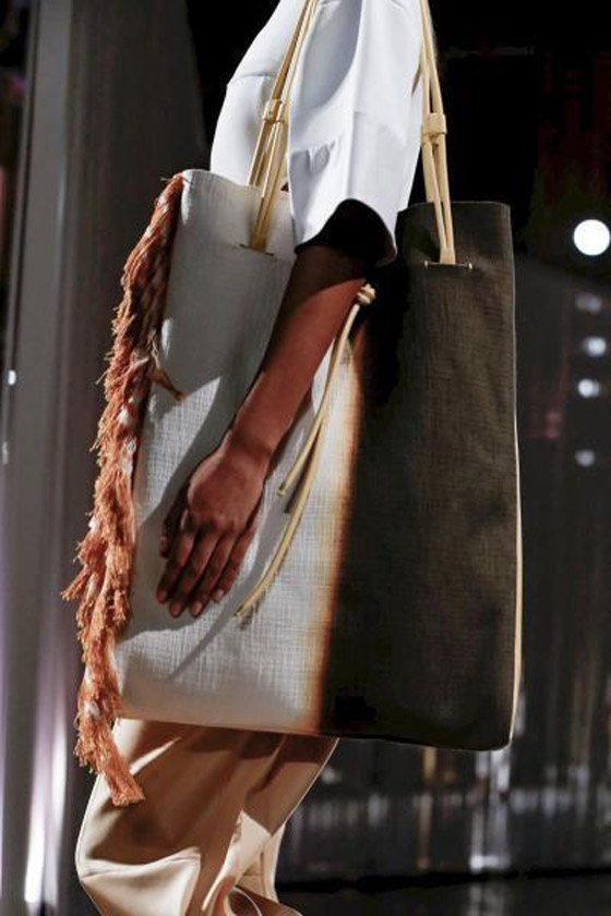 صور: أحدث موديلات وصيحات شنط اليد لموضة 2020 من أسبوع ميلانو صورة رقم 9