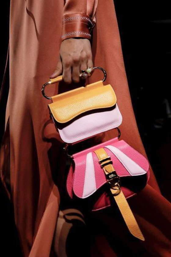 صور: أحدث موديلات وصيحات شنط اليد لموضة 2020 من أسبوع ميلانو صورة رقم 10