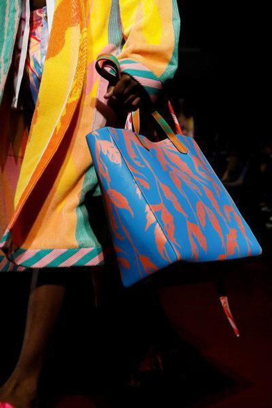 صور: أحدث موديلات وصيحات شنط اليد لموضة 2020 من أسبوع ميلانو صورة رقم 11