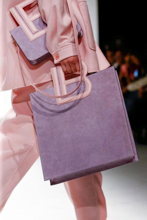 صور: أحدث موديلات وصيحات شنط اليد لموضة 2020 من أسبوع ميلانو صورة رقم 13