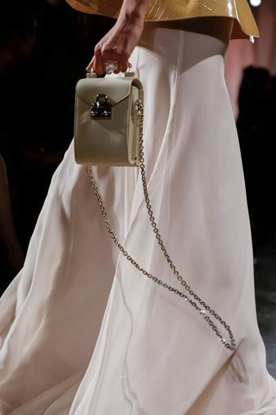 صور: أحدث موديلات وصيحات شنط اليد لموضة 2020 من أسبوع ميلانو صورة رقم 15