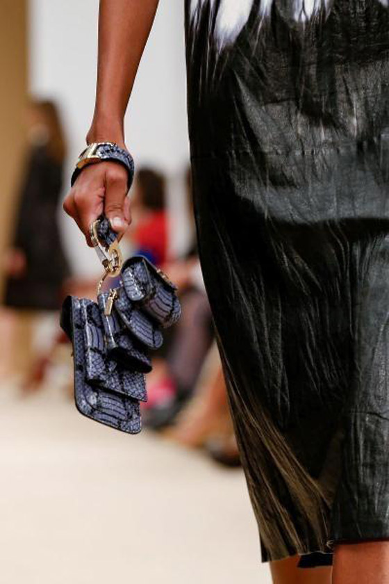 صور: أحدث موديلات وصيحات شنط اليد لموضة 2020 من أسبوع ميلانو صورة رقم 16